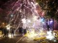 Manifestantes tiran fuegos artificiales durante los enfrentamientos en Nanterre