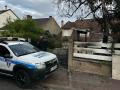 Un oficial de policía municipal se para frente a la casa dañada del alcalde de l'Hay-les-Roses Vincent Jeanbrun, en l'Hay-les-Roses