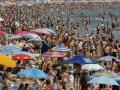 Numerosos bañistas disfrutan este domingo en la playa de la Malvarrosa en Valencia