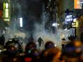 Los manifestantes corren mientras los policías franceses usan gases lacrimógenos en París