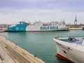 Imagen de un barco de Balearia en el puerto de Valencia.