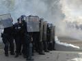 Policías antidisturbios franceses tratan de contener una protesta violenta
