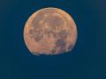 Vista de la conocida como Luna llena del Ciervo tomada anoche desde la localidad mallorquina de Andratx. EFE/ Cati Cladera