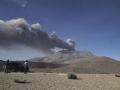 Varias personas observan la columna de humo que sale del volcán Ubinas, en Perú