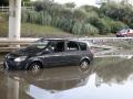 Un coche es arrastrado tras la tormenta caída este jueves en Zaragoza