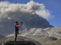 Un hombre saca una foto al volcán Ubinas, en Perú