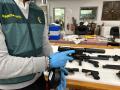 Una de las armas incautadas exhibidas por la Guardia Civil