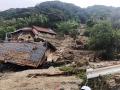 Foto de la ciudad de Karatsu con casas dañadas por un deslizamiento de tierra provocado por las fuertes lluvias