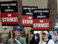 Guionistas manifestándose frente a los estudios Paramount