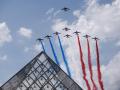 -FOTODELDÍA- PARÍS, 11/07/2023.- Una patrulla de cazas vuela sobre la pirámide del Louvre durante un ensayo del espectáculo aéreo de cara a las celebraciones del Día de la Bastilla, este martes en París. Francia celebra su día nacional el 14 de julio, con un desfile militar en la avenida de los Campos Elíseos y el primer ministro indio, Narendra Modi, como invitado de honor. EFE/YOAN VALAT