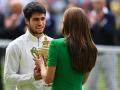 La princesa de Gales, Kate Middleton, le entrega la copa de campeón de Wimbledon a Carlos Alcaraz