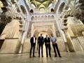 El delgado territorial de Cultura, el delegado del Gobierno andaluz, el deán-presidente del Cabildo y el arquitecto ante las cúpulas macsura de la Mezquita-Catedral de Córdoba
