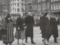 El general Henri Koot en Ámsterdam junto a los miembros de la familia real, 22 de diciembre de 1956. De izquierda a derecha, la princesa Guillermina, la princesa Beatriz, el príncipe Bernardo, la reina Juliana y Henri Koot
