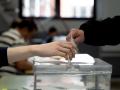 Un votante deposita su papeleta en la urna en un colegio electoral de Teruel