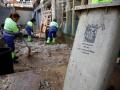 Varias operarias limpian las calles después de una tormenta en Arganda del Rey, en una imagen de archivo