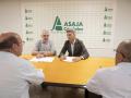 El vicepresidente primero y delegado de Infraestructuras, Sostenibilidad y Agricultura de la Diputación de Córdoba, Andrés Lorite (dcha.), su encuentro con el presidente de Asaja Córdoba, Ignacio Fernández de Mesa