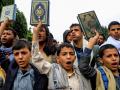 s jóvenes marchan con copias del Corán, el libro sagrado del Islam, en una manifestación que denuncia la quema del Corán en Suecia en la capital Huthi de Yemen, Sanaa