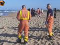 Los Bomberos, en la playa de Tavernes de la Valldigna donde han muerto tres personas ahogadas.