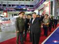 Líder norcoreano y ministro de Defensa ruso visitan una exposición de armamento en Pionyang