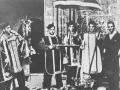 Milicianos con ropas y objetos litúrgicos en Madrid durante la Guerra Civil en 1936