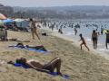 La playa de S'Arenal, en Palma de Mallorca, llena de bañitas