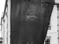 La bandera del navío San Ildefonso suspendida en el parapeto del Queen’s House, en el Museo Maritimo de Greenwich, para ser fotografiada en 1962