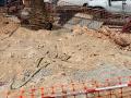 Excavación para la conexión de suministro de agua en el que se ha hallado el proyectil