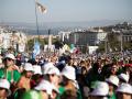 La multitud de jóvenes vuelve a llenar la Colina del Encuentro para el Viacrucis