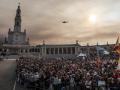 La gran explanada del santuario se ha llenado de peregrinos para rezar junto al Papa