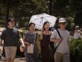 Varios turistas asiáticos pasen por el parque de la Ciudadela, en Barcelona.