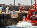 Un barco de Salvamento Marítimo a su llegada al muelle de Arrecife, en Lanzarote