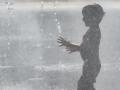 Un niño se refresca en una zona de Madrid Río, este lunes
