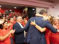 Pedro Sánchez a su llegada a Ferraz tras el debate, con Santos Cerdán aplaudiendo