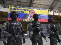 Policías hacen guardia durante el homenaje al asesinado candidato presidencial ecuatoriano Fernando Villavicencio
