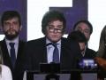 El candidato presidencial Javier Milei habla a sus seguidores tras el triunfo en las elecciones primarias argentinas
