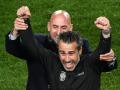 Rubiales levanta los brazos de Vilda, el entrenador que lleva a España a la final del Mundial