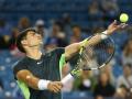 El español Carlos Alcaraz devuelve ante el australiano Jordan Thompson en un partido de la segunda ronda del Masters 1.000 de Cincinnati