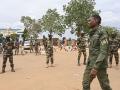 Soldados nigerianos partidarios del golpe hacen guardia en Niamey