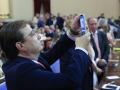Guillermo Fernández Vara toma una foto con su móvil en su primer pleno en el Senado.