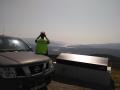 Un militar vigila desde los montes de Galicia