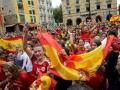 PONTEVEDRA, 20/08/2023.- Seguidores de la roja celebran el primer gol de la selección española mientras siguen la final de la Copa del Mundo de Fútbol femenino en la Plaza de la Herrería de Pontevedra, este domingo. EFE/ Salvador Sas