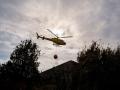 Un helicóptero recarga agua en el municipio de El Sauzal para atajar un foco situado en El Ravelo