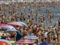 Numerosos bañistas disfrutan de la playa para paliar la ola de calor