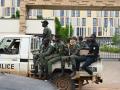 Una patrulla de policía recorre un barrio de Niamey