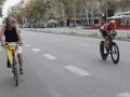 Un ciclista observa a un ciclista del Lotto Dstny que regresaba de entrenar minutos antes del comienzo de la crono por equipos con la que ha empezado esta Vuelta a España