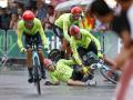 Varios ciclistas terminaron en el suelo como consecuencia de la lluvia. Al término de la crono, el ciclista español Omar Fraile aseguraba a TVE que veía como «jabón en el suelo» y que optó por no jugársela en las curvas.