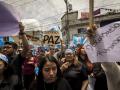 Manifestantes sostienen carteles durante una protesta frente a la sede del Ministerio Público