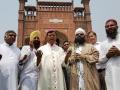 El obispo de Lahore junto a los líderes musulmanes de Jarambala