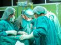 Cirujanos llevan a cabo una operación