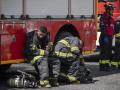 Bomberos que combaten el fuego en Quito